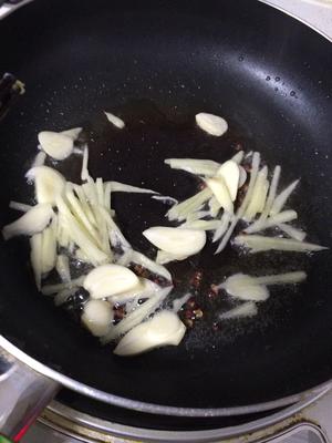 野韭菜鸡蛋炒肉丝的做法 步骤3
