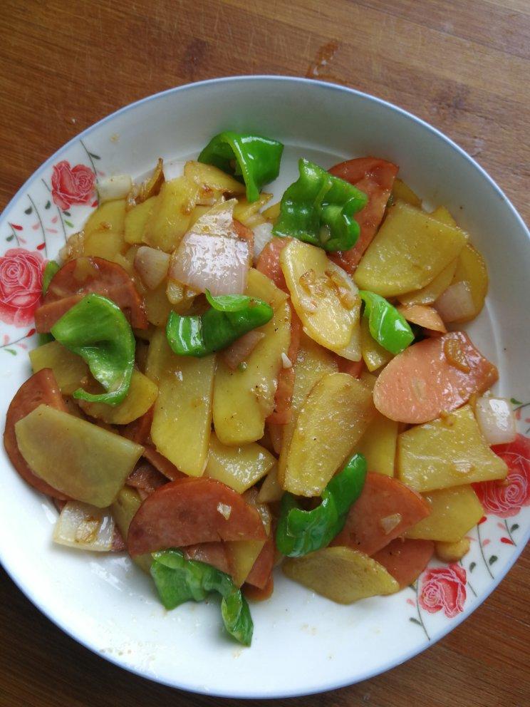 经典下饭神器———青椒火腿炒土豆片