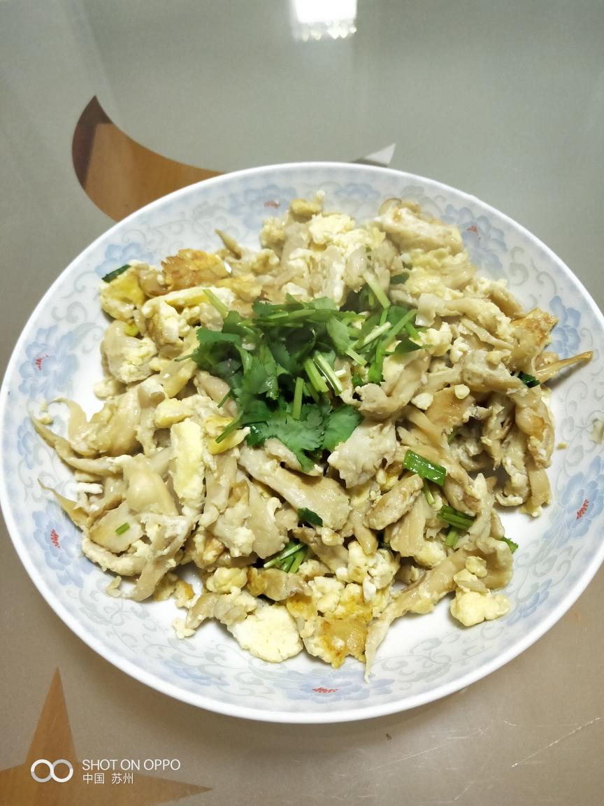 蘑菇炒鸡蛋的做法