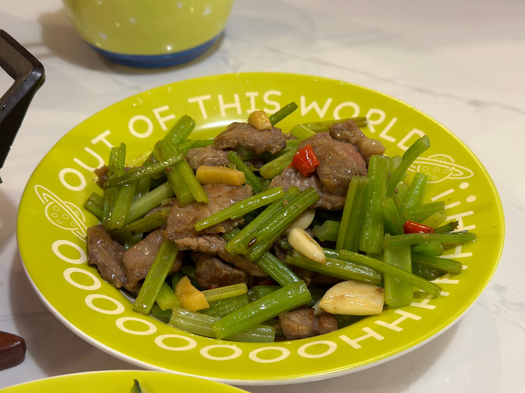 好吃到邻居敲门蹭饭的芹菜炒牛肉！
