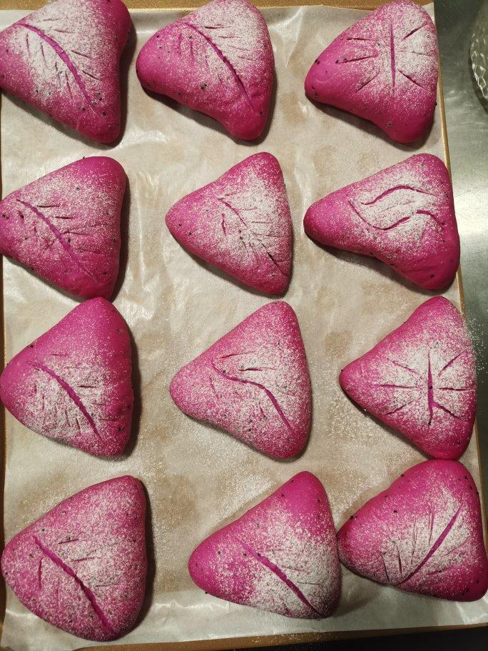 火龙果软欧包，粉嘟嘟～