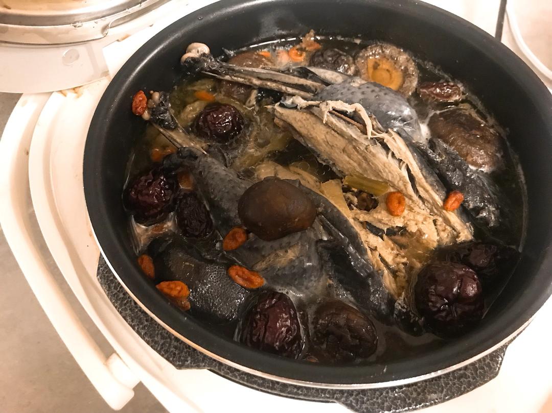 枸杞红枣乌鸡汤