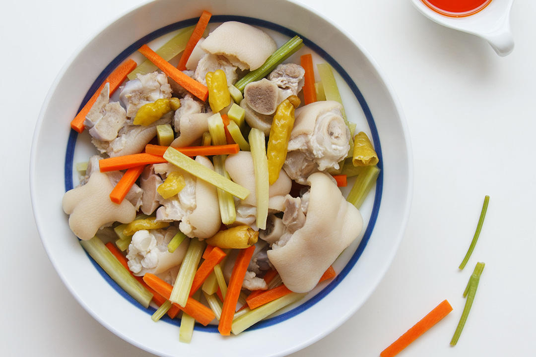 【食材包操作说明】泡椒猪蹄配鲜蔬的做法