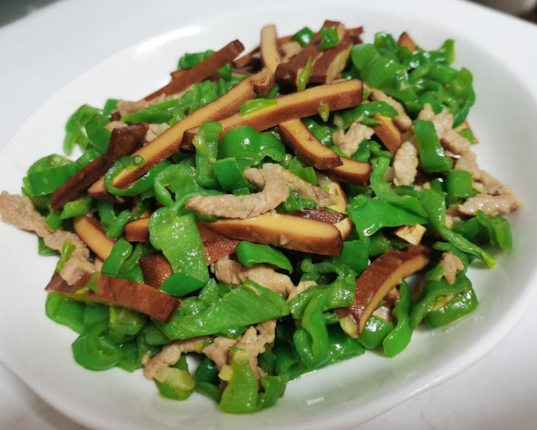 青椒炒肉炒鸡蛋干的做法