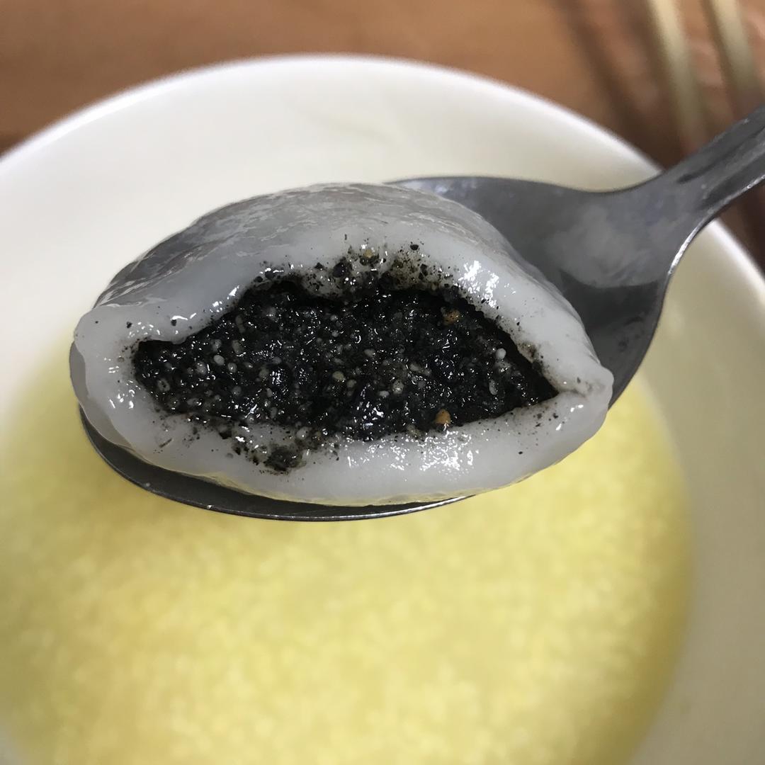 花生黑芝麻汤圆