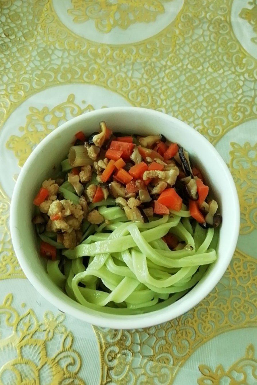 （菠菜）鸡蛋手擀面（附肉酱制作方法）