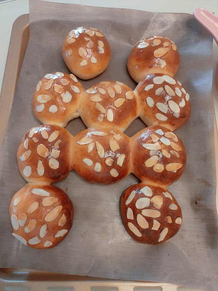 杏仁片豆沙小餐包