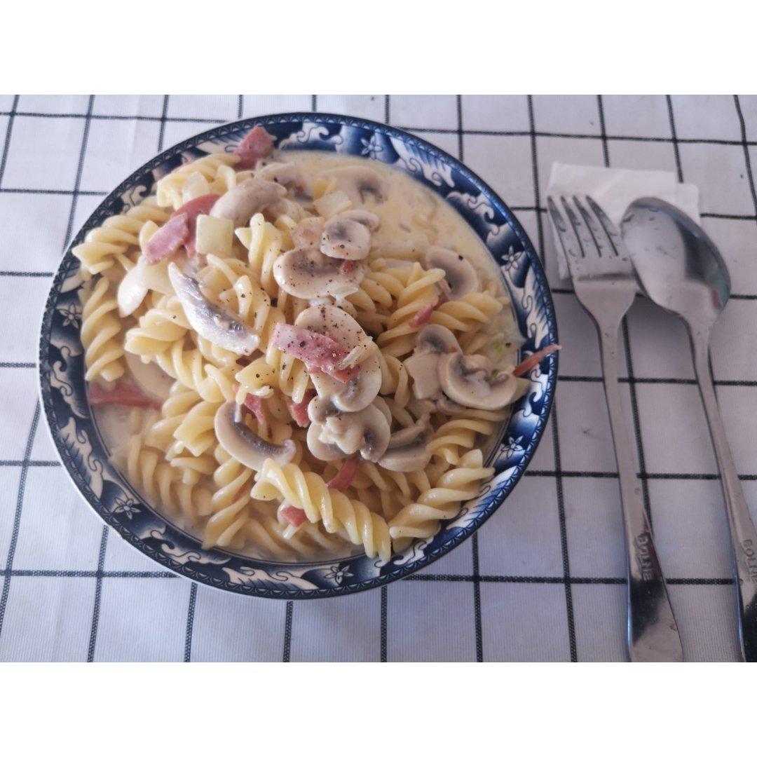白蘑菇奶油培根意面