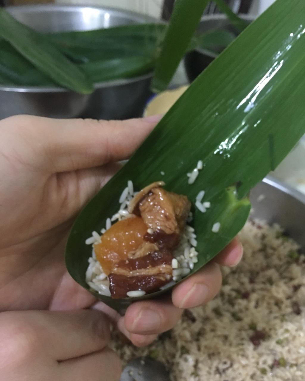 记录70岁老妈包粽子