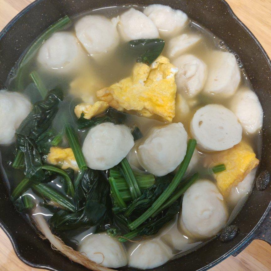 简单易学，清淡好喝～鱼丸鸡蛋菠菜汤
