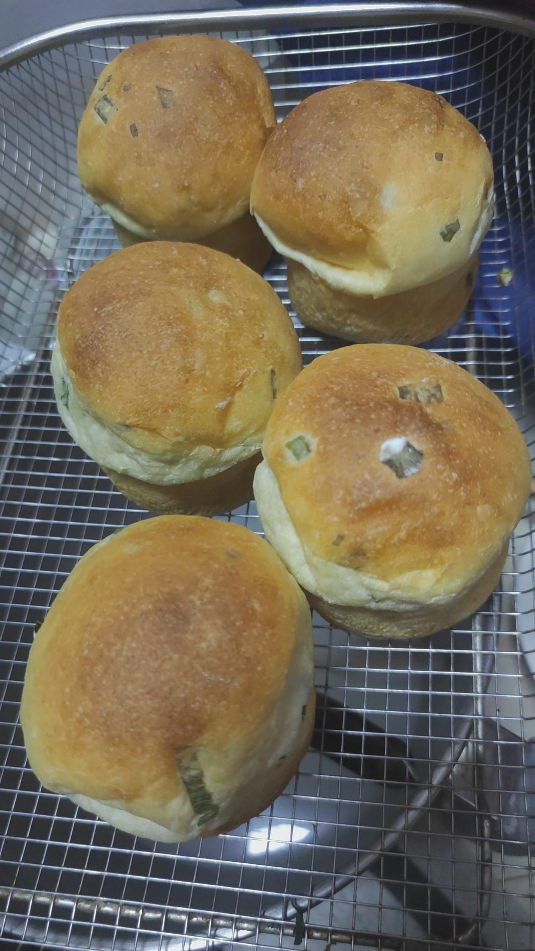 咸香松软，低油糖的香葱/迷迭香土豆餐包