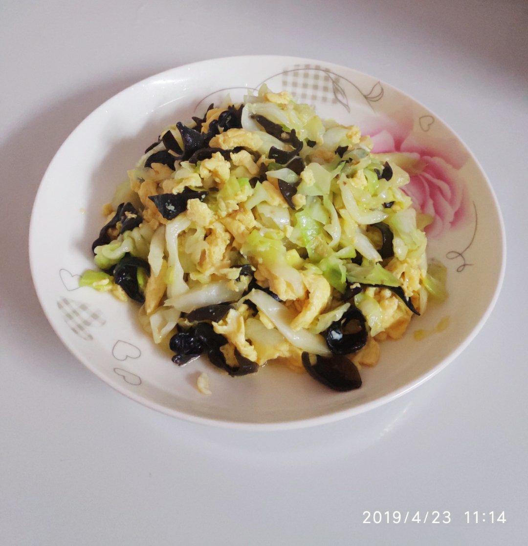 卷心菜木耳炒鸡蛋