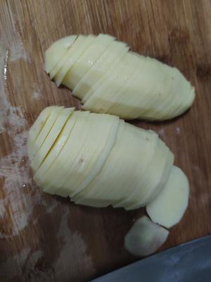 湖南烟熏腊鱼焖土豆的做法 步骤1