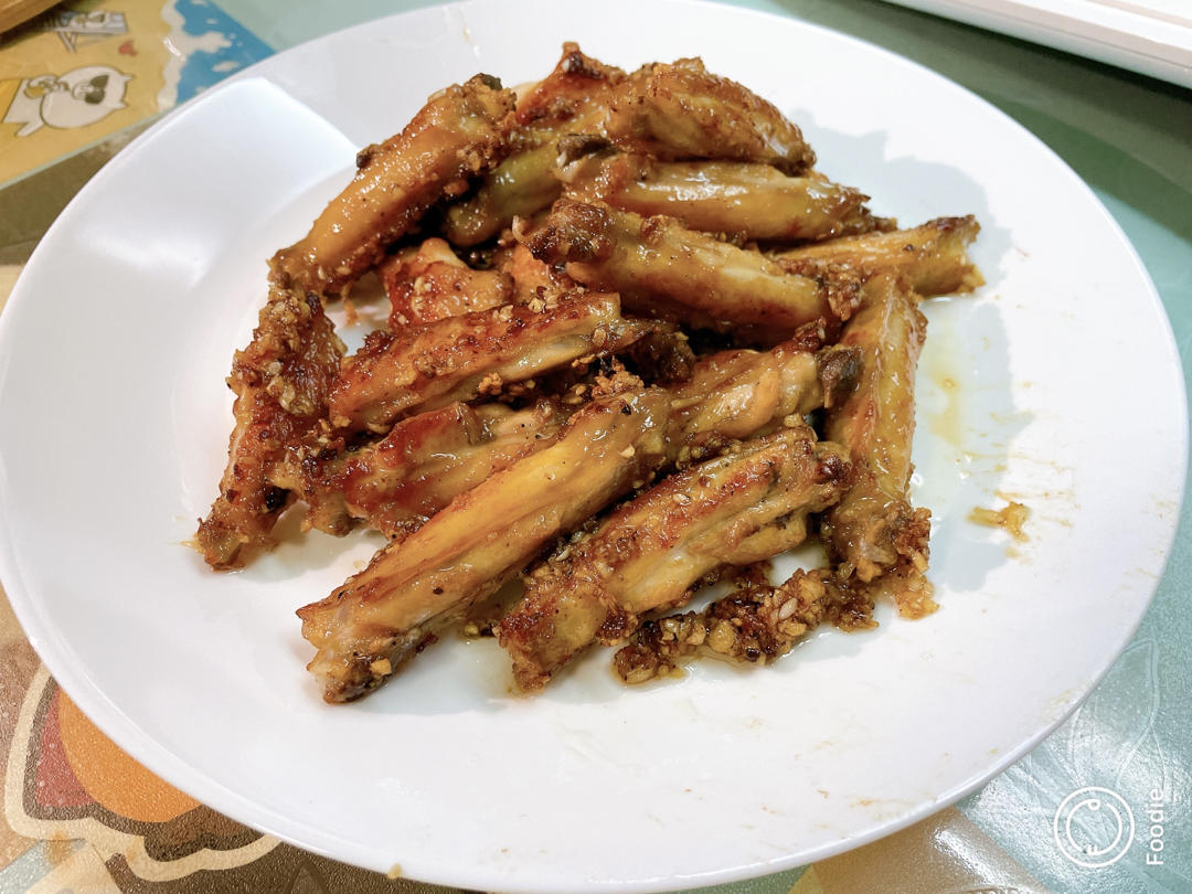 蒜香浓郁，鲜嫩多汁的蒜香鸡翅
