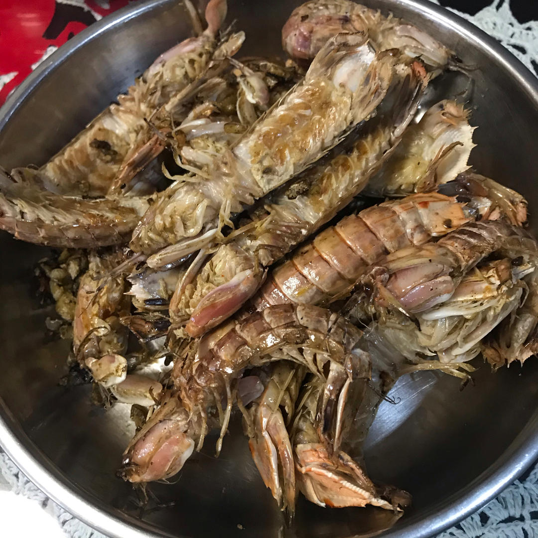 无油炸版的椒盐皮皮虾和巧拨虾壳的方法