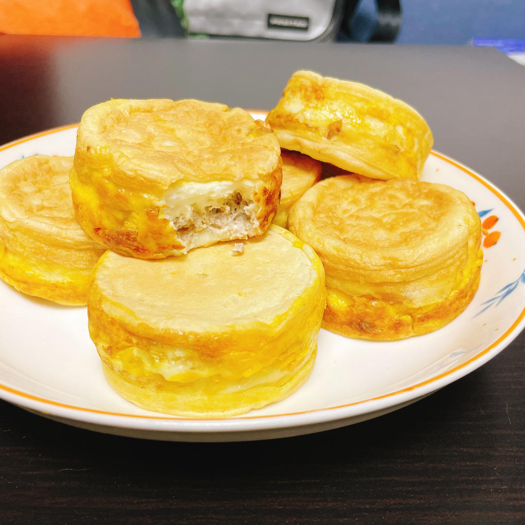 街边小摊的鸡蛋汉堡，比肯德基还好吃，掰开的一瞬间我的口水都快流出来了