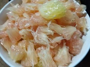 治感冒咳嗽的膳食——冰糖蒸柚子肉的做法 步骤2