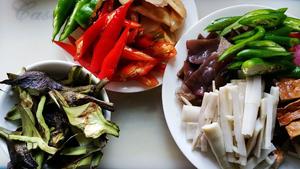 冰箱扫货的底菜也能这样美味丨干锅茄子&干炒什锦 · 圆满素食的做法 步骤3