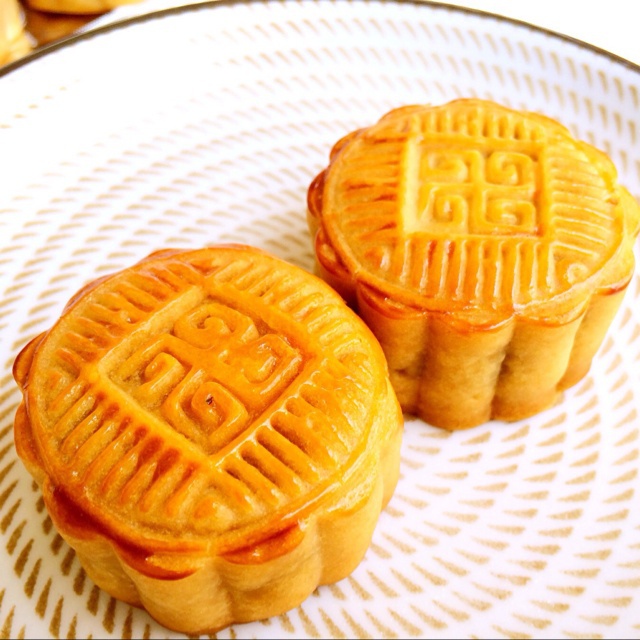 广式蛋黄莲蓉月饼