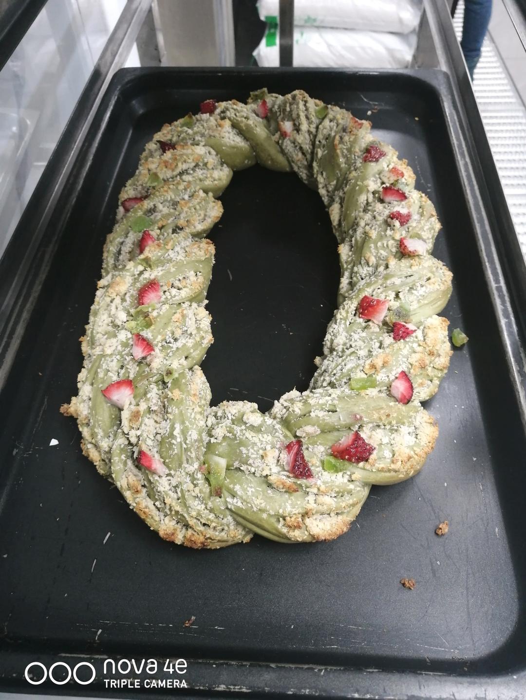 抹茶蔓越莓花环面包