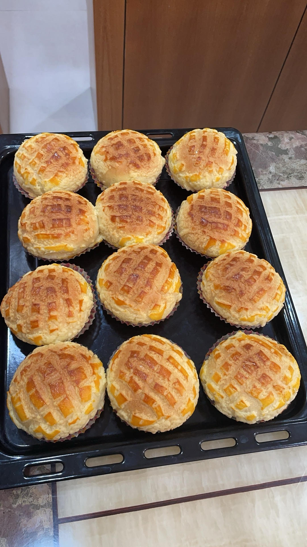 好吃到炸裂的港式菠萝包（附带制作酥皮的小视频）