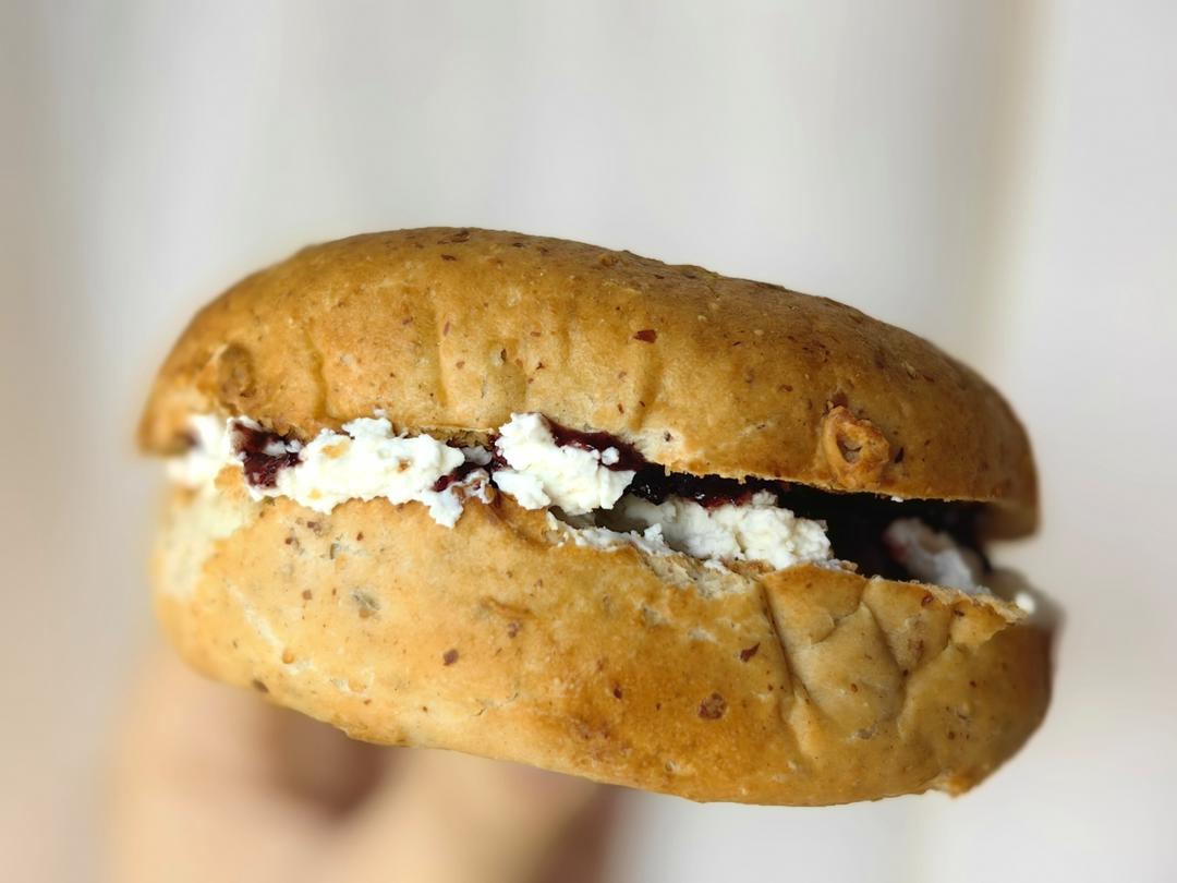 50%全麦贝果双重黑芝麻奶酥贝果