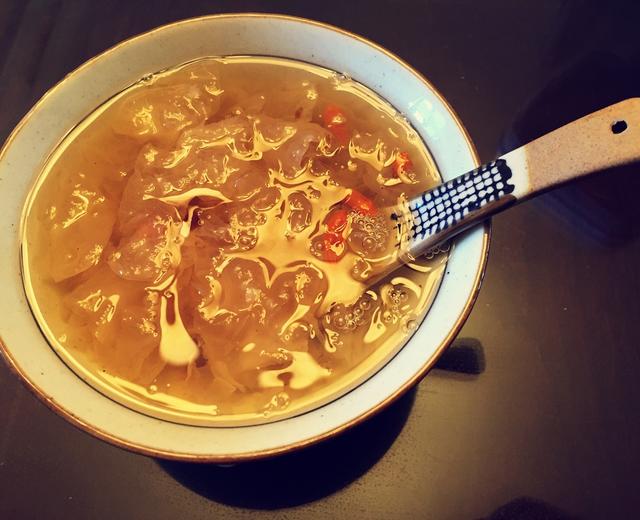 银耳桃胶枸杞汤的做法