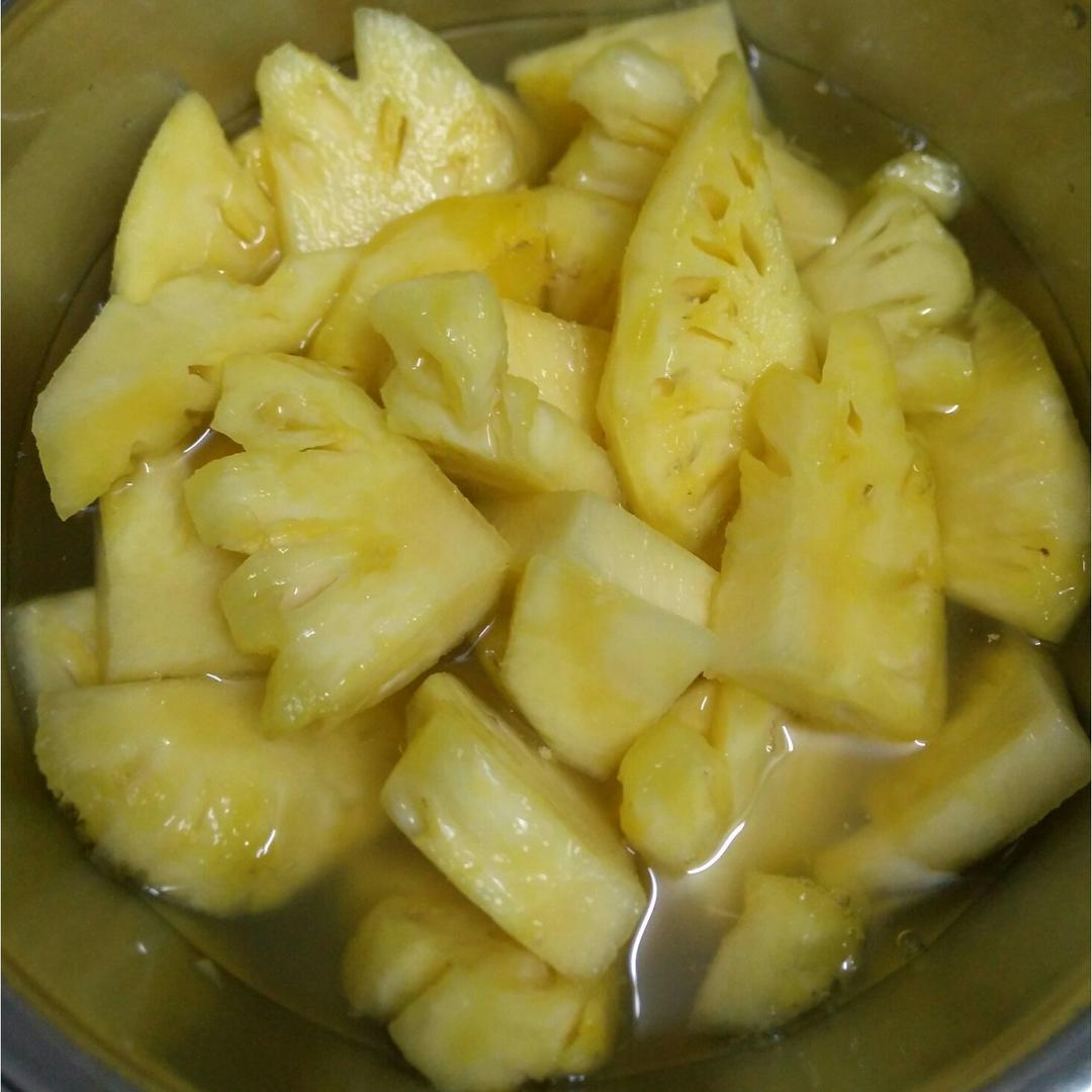 不到两分钟，切好一整个菠萝（独家）
