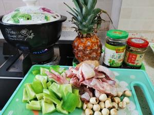 菠萝苦瓜煲鸡汤的做法 步骤1