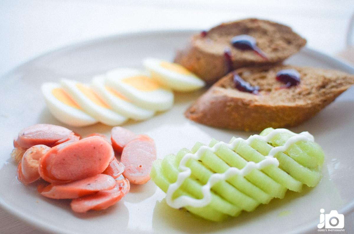 早餐：彩虹简餐（奇异果+法棍+香肠+鸡蛋+玉米+盆栽酸奶）的做法 步骤3