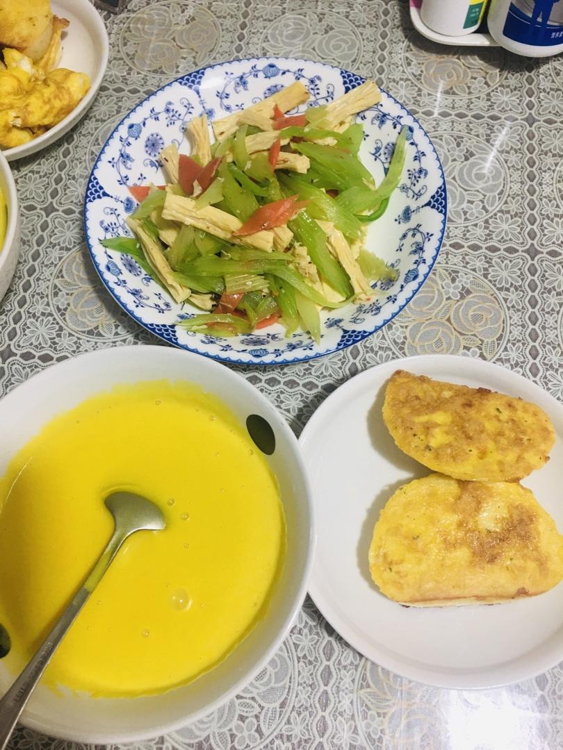 椒香凉拌西芹腐竹花生米~~