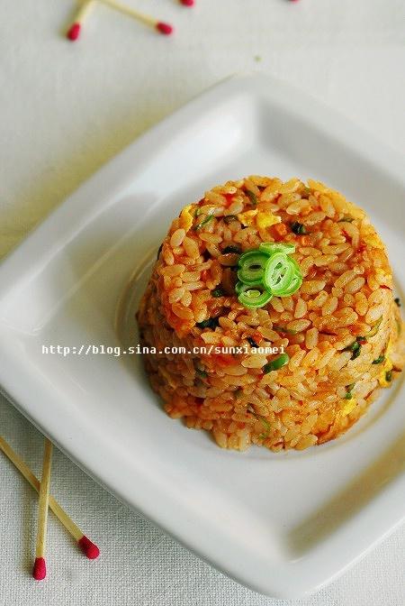辣白菜炒米饭的做法