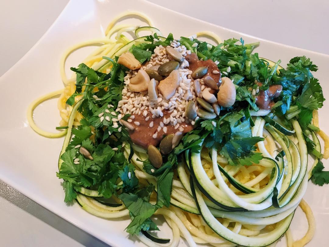 【健康三餐】泰式炒西葫芦“面条”（附不同擦丝工具比较）