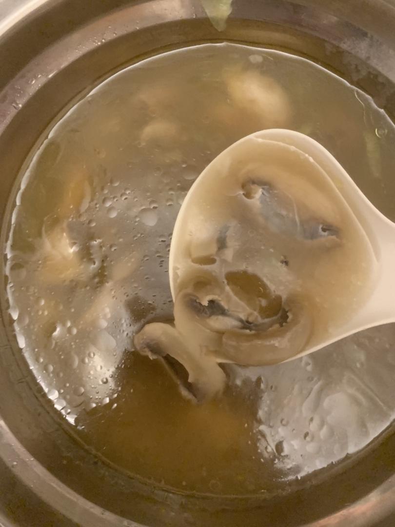 鲜掉眉毛口蘑汤