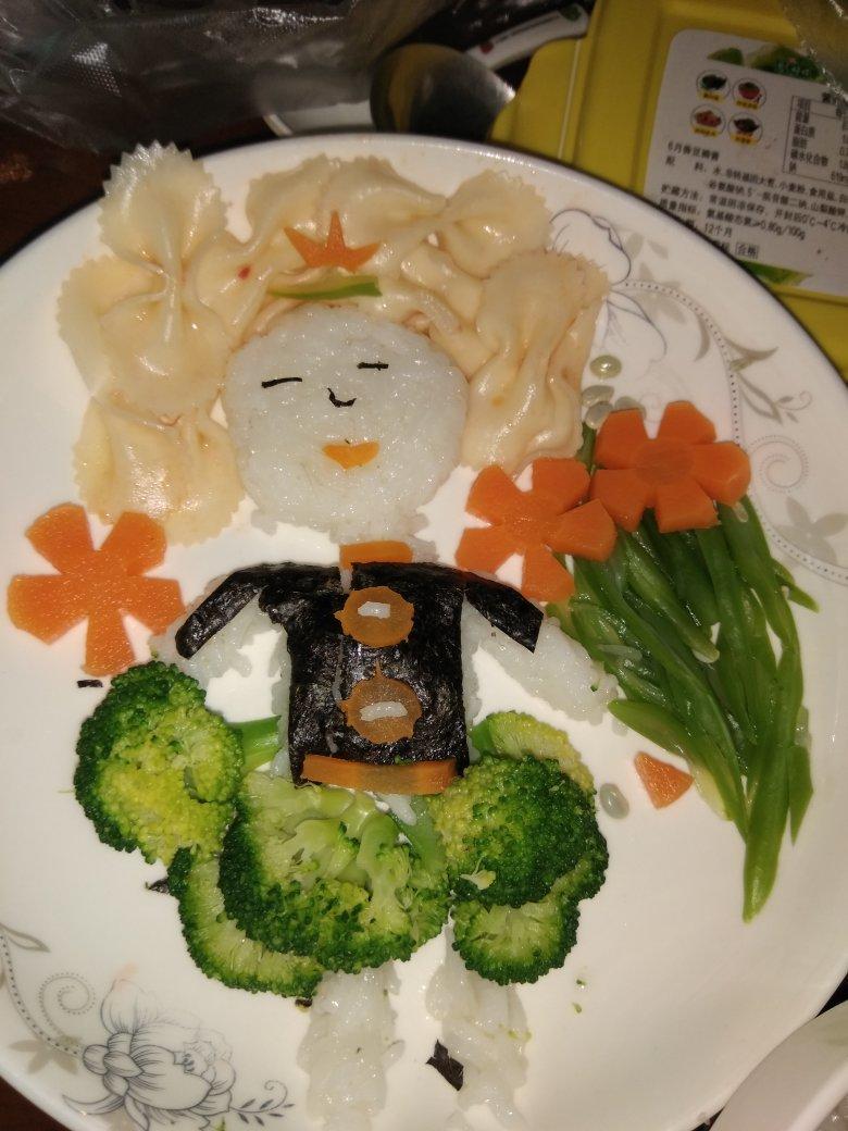 卷发女孩儿童餐