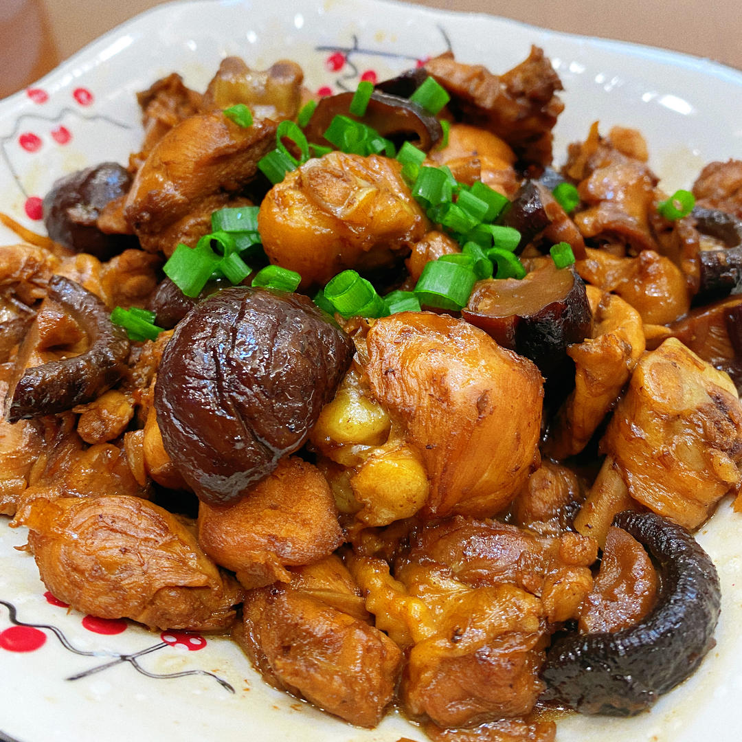 吃香菇焖鸡腿，好下饭。