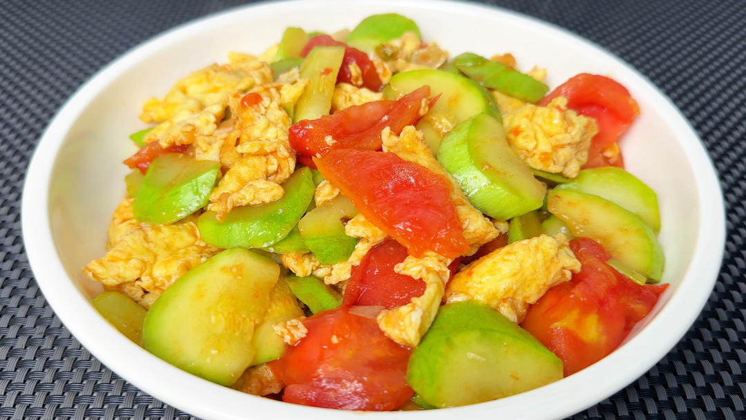 一分钟教会你笋瓜炒鸡蛋，食材营养搭配，简单好吃又下饭