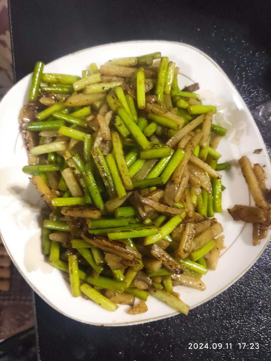 不是给CC做的菜，哈哈，超级好吃巨简单的蒜苔炒土豆条！爆下饭！