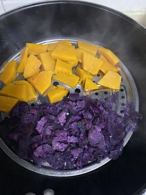 南瓜紫薯糯米糍配上焦香黄豆粉的做法 步骤1