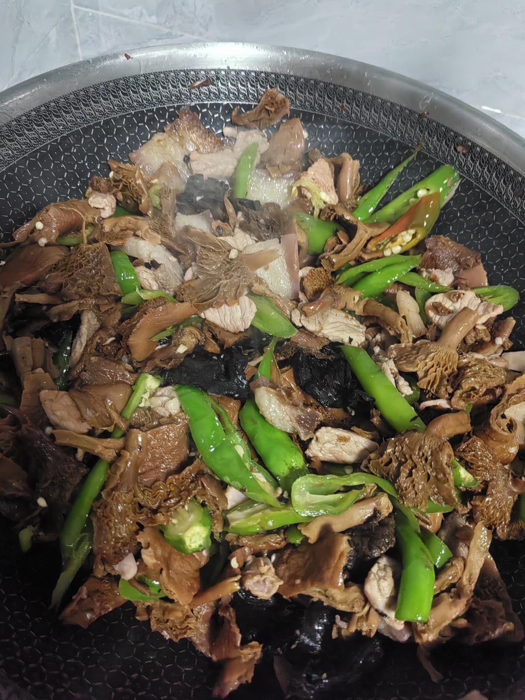 野生菌红蘑炒肉