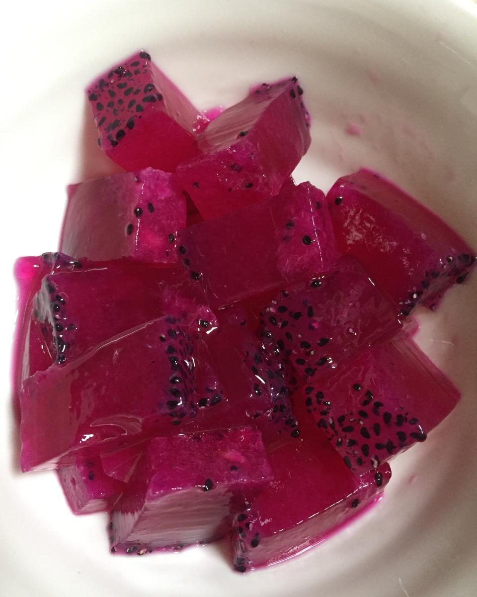 飞向蓝天的鱼媚媚做的火龙果果冻白凉粉版