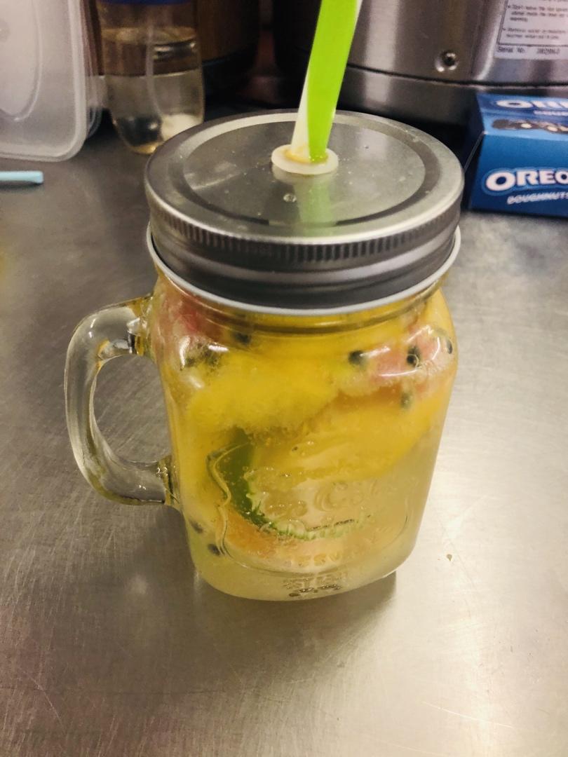 清新夏日水果茶