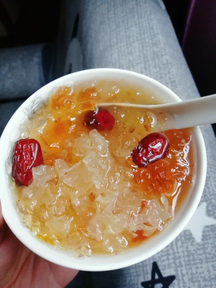 桃胶银耳红枣羹