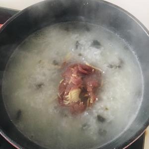 用剩米饭煮一锅接地气的  皮蛋瘦肉粥吧的做法 步骤10
