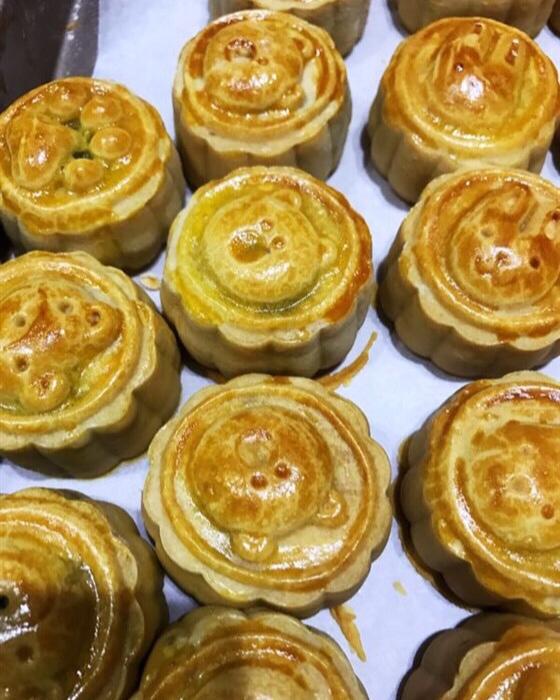 广式月饼—蛋黄芝麻月饼