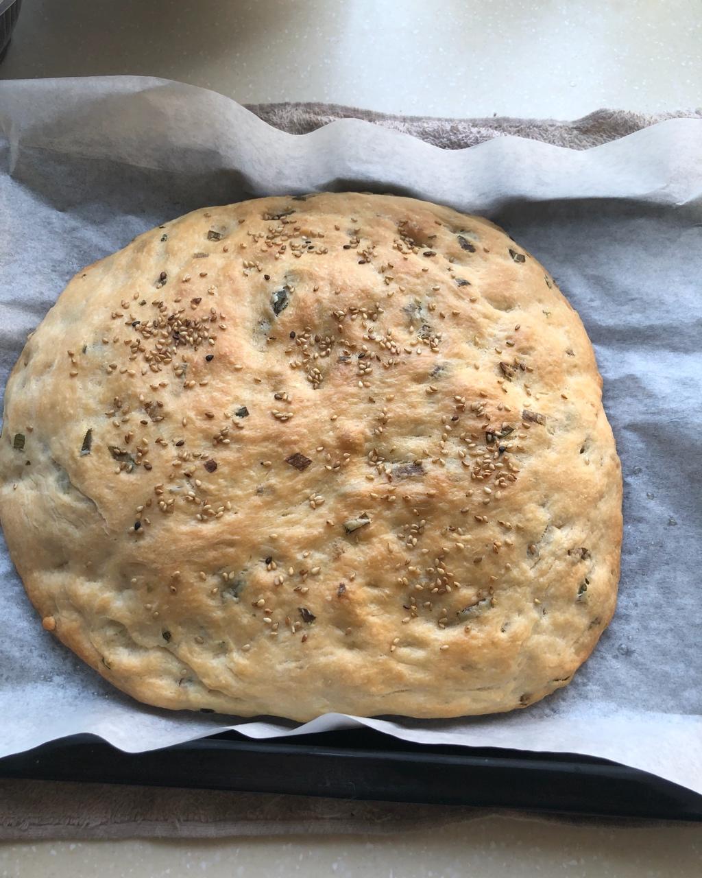 勇敢向前的张同学做的简易发面葱油饼烤箱版