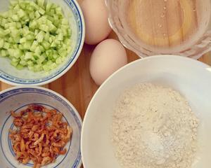 黄瓜海米鸡蛋饼的做法 步骤1