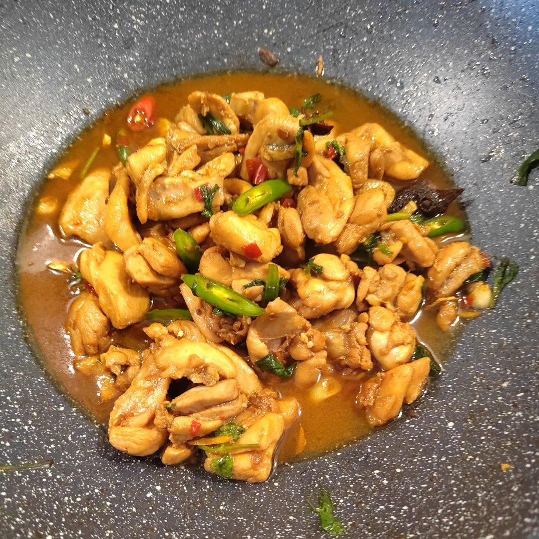 家常红烧辣子鸡块 肉嫩汁浓有秘诀 新手也能炒出饭店味