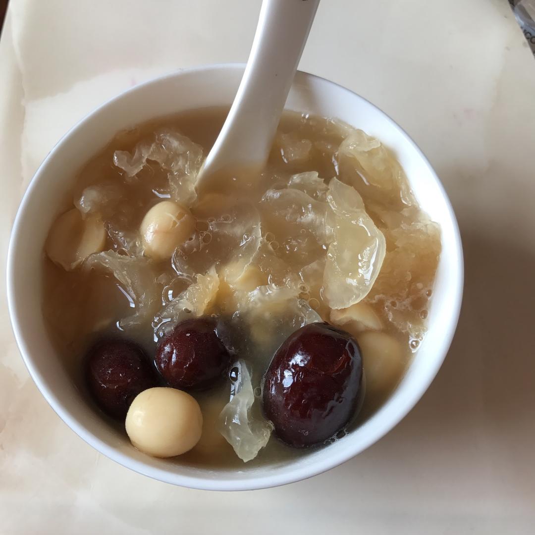 红枣银耳莲子羹