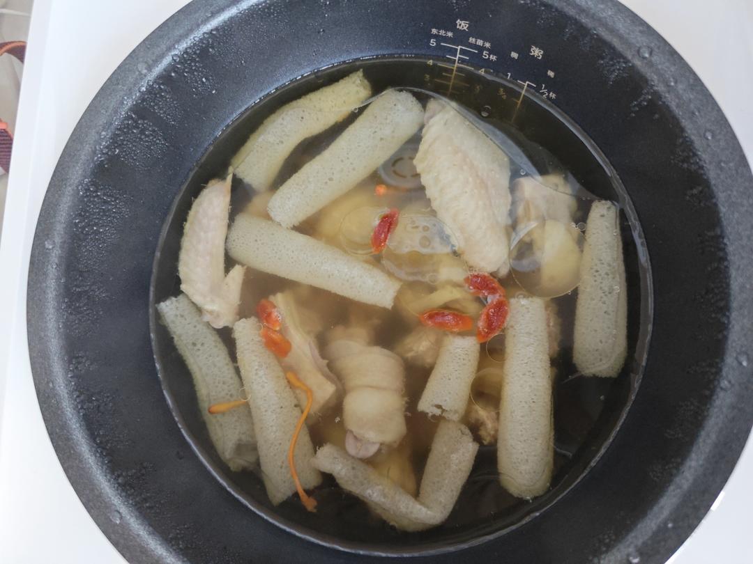 竹荪虫草花排骨汤